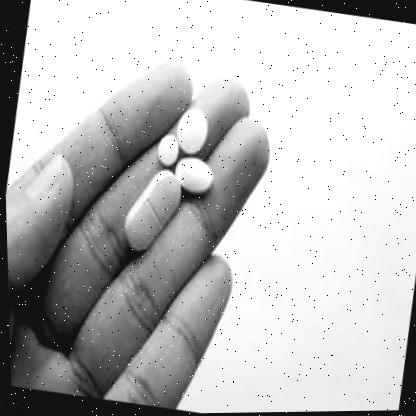 close-up-of-man-s-hand-holding-pills-with-copy-space-photo_jpg.rf.819b377dd83168e0394a58fd566e10ef.jpg